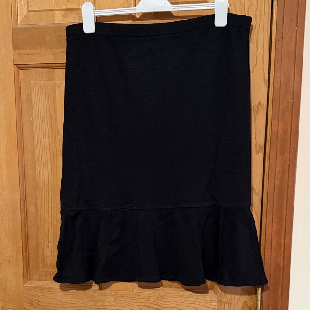 ANNIKKI KARVINEN Elegant Black Pencil Skirt with Ruffle